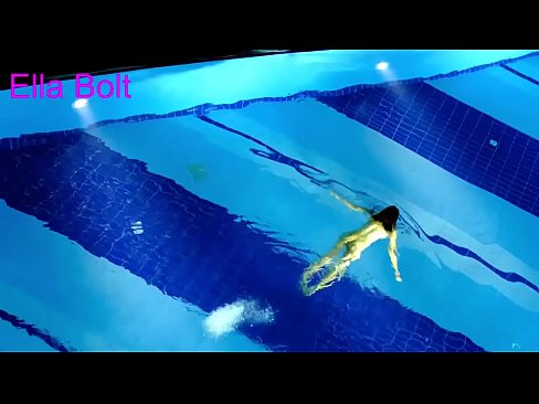 ❤️ Nu mă pot opri din privit, tânără blondă surprinsă înotând goală în piscina stațiunii ELLA BOLT at porn ro.xsexshop.ru ❤