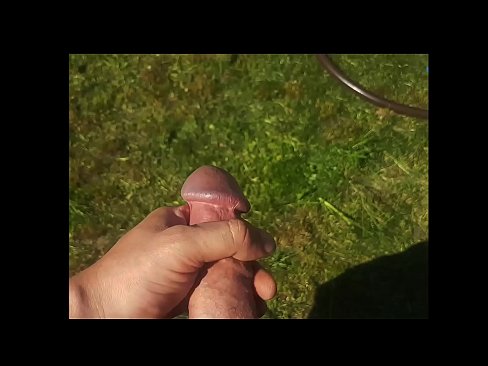 ❤️ O bunăciune fierbinte își face sex cu păsărica roz și ejaculează cu un squirt într-o grădină de vară at porn ro.xsexshop.ru ❤